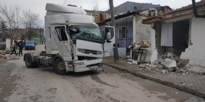 Yoldan çıkan TIR eve girdi, televizyon izleyen genç yaralandı