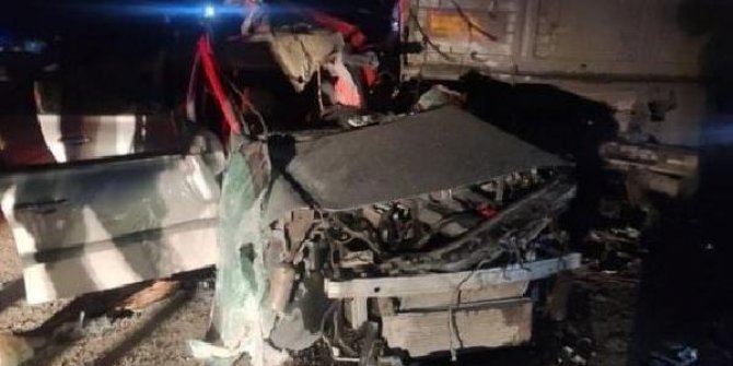 TIR'a çarpan otomobildeki komiser yardımcısı hayatını kaybetti