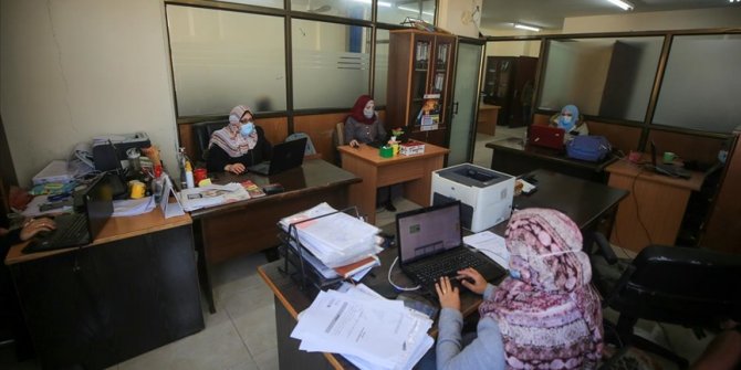 Gazze'de Kovid-19 nedeniyle kamu kurumlarında aylardır kısmi yürütülen faaliyetler yeniden başladı