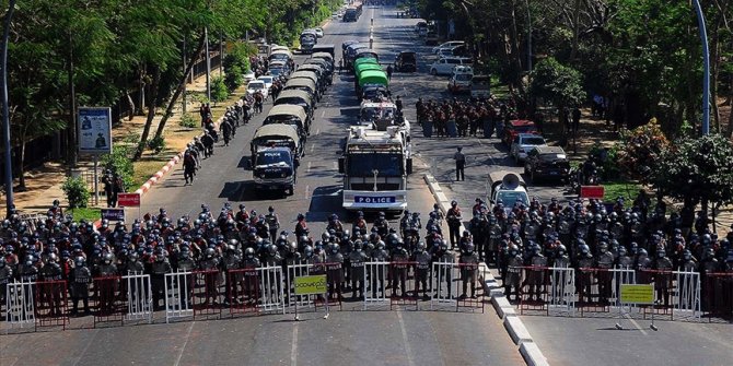Myanmar'da askeri araçlar sokaklarda görüldü, ülke genelinde internet kesildi