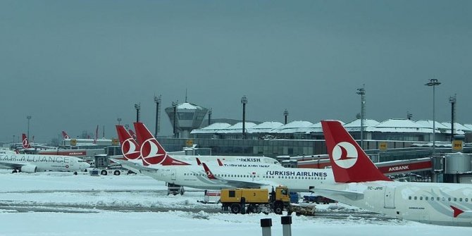 İstanbul Havalimanı'nda kar temizleme çalışmaları sürüyor