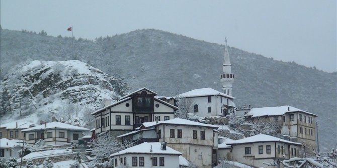 Doğu Marmara ve Batı Karadeniz'de kar yağışı devam ediyor