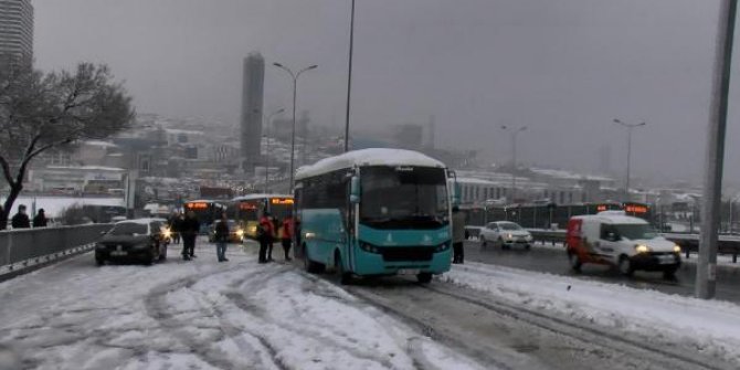 Esenyurt D-100 Karayolu'nda kar trafiği felç etti