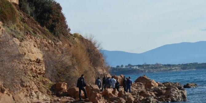 Kayalık bölgedeki erkek cesedi, kano yardımıyla kıyıya çıkartıldı