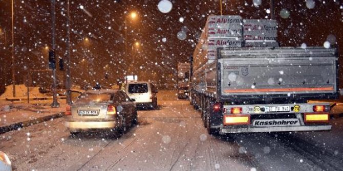 Kırıkkale-Kayseri yolunda buzlanma nedeniyle 12 aracın karıştığı kaza meydana geldi