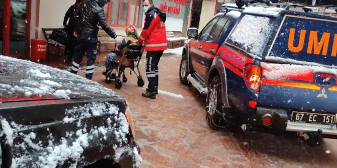 Zonguldak'ta ekipler yolu kardan kapanan köydeki hamile kadın için seferber oldu