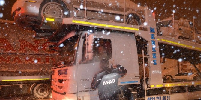 Kar ve tipiden kapanan Balıkesir-Susurluk kara yolunu açma çalışmaları sürüyor