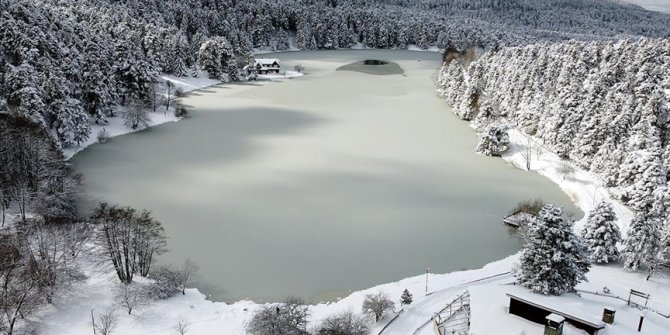 'Tabiatın kalbi' Gölcük kar manzarasıyla hayranlık uyandırıyor