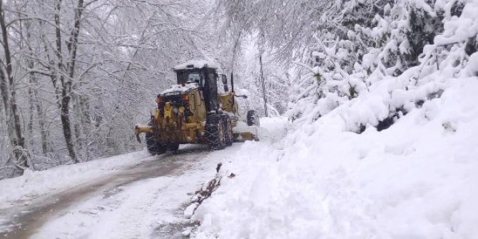 Cide'de kardan kapanan 20 köy yolu, ulaşıma açıldı