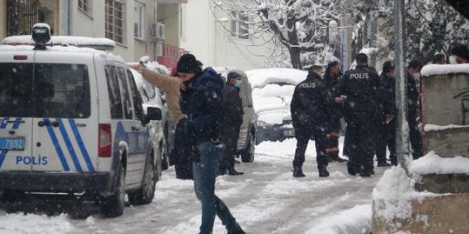 Babası evinin kapısında öldürüldü, polislerin incelemesini gözyaşı içinde izledi