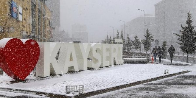 Kayseri'de kar yağışı etkili oldu