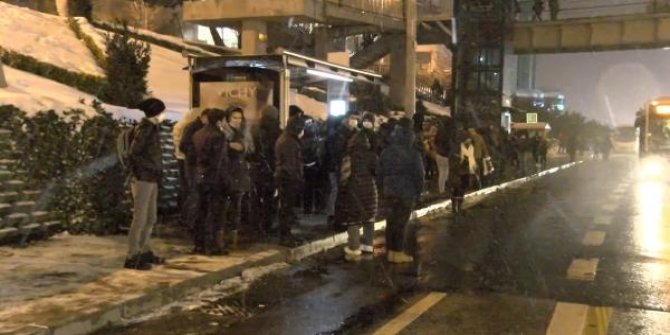 Kısıtlama öncesi otobüs duraklarında yoğunluk