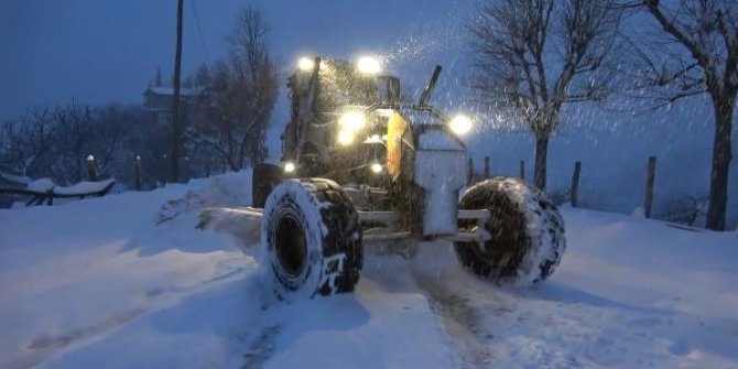 Karla kaplı yol açıldı, diyaliz hastası kadın evine götürüldü