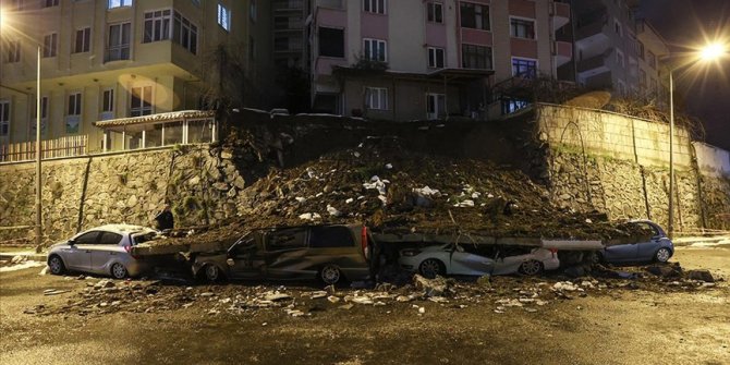 Kağıthane'de istinat duvarının çökmesi sonucu 4 araç zarar gördü