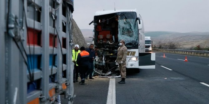 Şanlıurfa'da yolcu otobüsü tıra arkadan çarptı: 3 kişi öldü, 41 kişi yaralandı