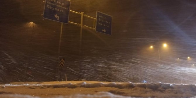Tunceli-Erzincan ve Elbistan-Göksun kara yolları yoğun kar yağışı nedeniyle ulaşıma kapandı