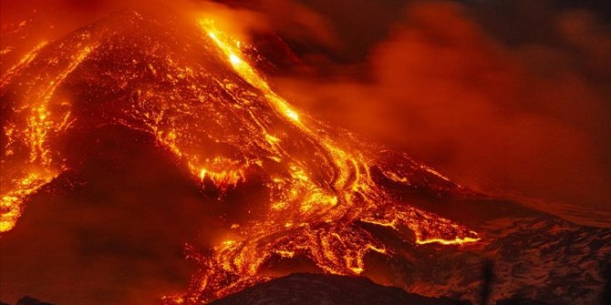 İtalya'da Etna yanardağı yeniden faaliyete geçti