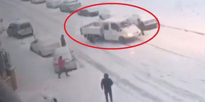 Buzlu yolda yarım saatte 1'i otobüs 3 araç kaza yaptı; O anlar kamerada