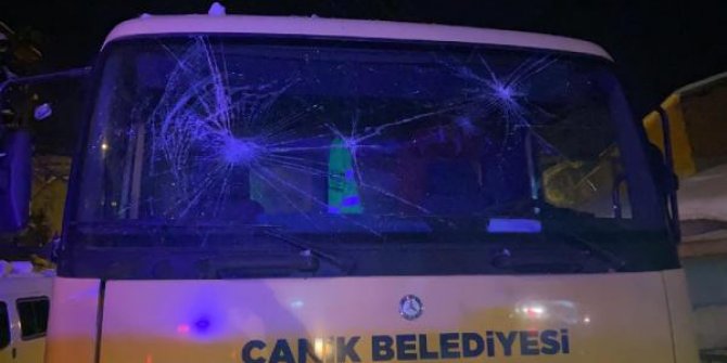 Yol tuzlama aracı personelini darbeden 3 saldırgan aranıyor