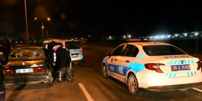 Drift yaptıktan sonra kaçan otomobil, kovalamacada polis aracına çarptı