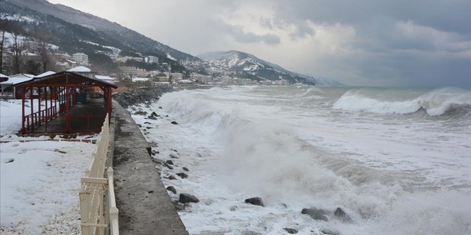 Kastamonu'da etkili olan fırtına nedeniyle Karadeniz'de 4 metre yüksekliğinde dalgalar oluştu