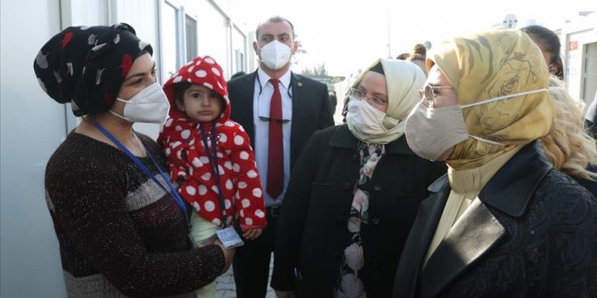 Emine Erdoğan, İzmir'de depremzedeleri ziyaret etti