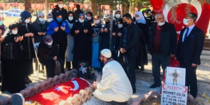 Diyarbakır annelerinden, Şehit Astsubay Çavuş Semih Özbey'in ailesine taziye ziyareti