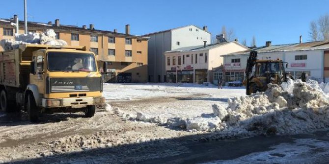 İlçe merkezindeki 250 ton kar, kamyonlarla taşındı