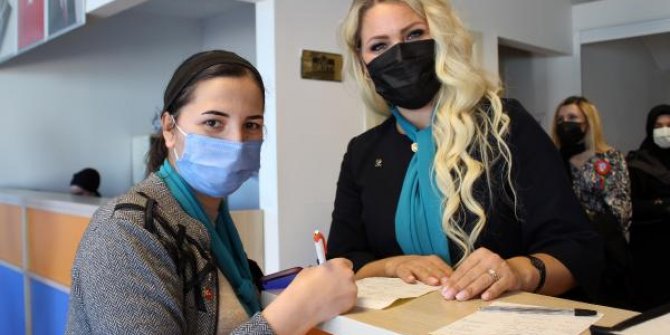 Yabancı asıllı Türk vatandaşı 5 kadın, AK Parti'ye üye oldu
