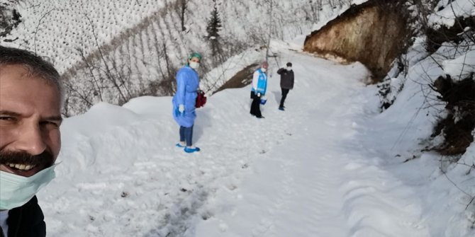 Ordu'da sağlık ekipleri karda 2 kilometre yürüyerek ulaştıkları hastaya Kovid-19 aşısı yaptı