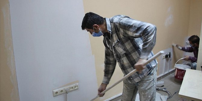 Diyarbakırlı iki usta sağlık çalışanlarına destek için Karlıova Devlet Hastanesini ücretsiz boyadı