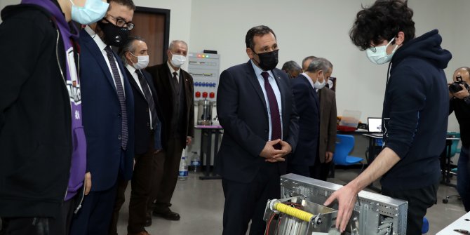 Başkan Demirel, robot yarışmalarına katılacak öğrencilerle bir araya geldi