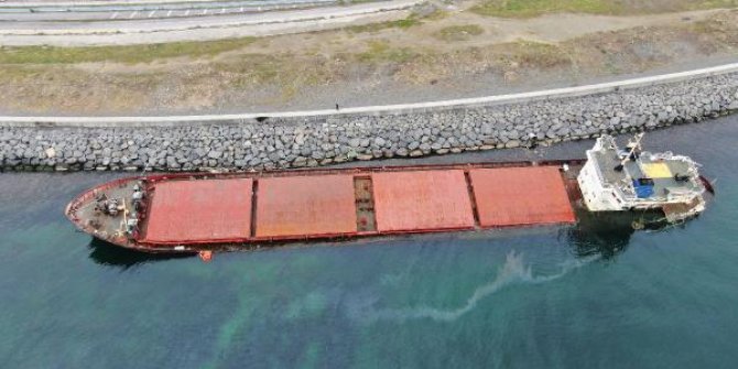 Zeytinburnu'nda karaya oturan gemiden sızıntı sürüyor