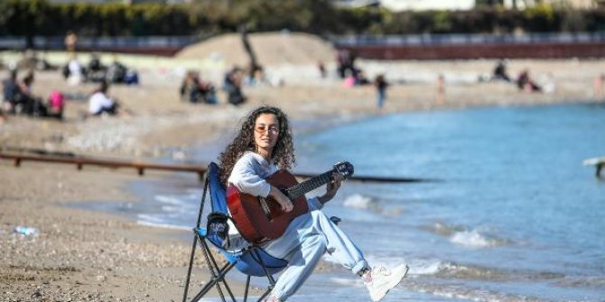 Antalya'da şubat ayının en sıcak gününü sahilde geçirdiler