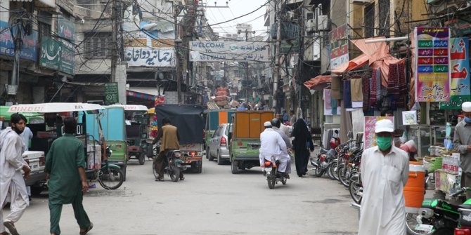 Pakistan'da Kovid-19 kısıtlamaları kaldırılmaya başlandı