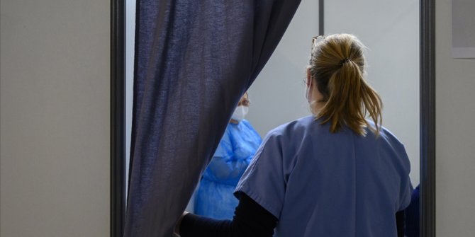 Fransa'da Kovid-19'lu bazı sağlık çalışanlarının işe gelmeye devam ettiği öne sürüldü