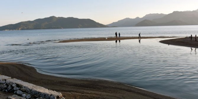 Marmaris' te deniz çekilmesi sonucu adacıklar oluştu 