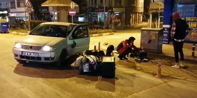 Bursa'da otomobille çarpışan motosikletli kurye metrelerce sürüklenerek yaralandı