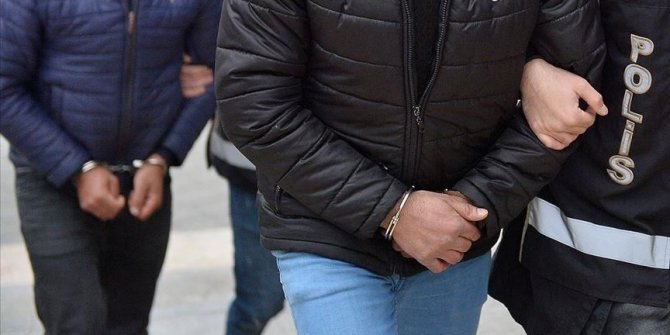 Adana'da şehit kabirlerinin de aralarında olduğu 79 mezarın tahrip edilmesiyle ilgili 5 zanlı yakalandı