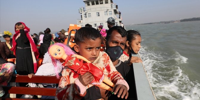BMMYK: Hindistan, Andaman Denizi'nde sürüklenen teknedeki Arakanlı mültecilere gıda desteği verdi