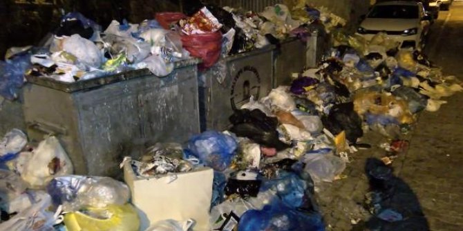 Maltepe'de sokaklarında çöp dağları