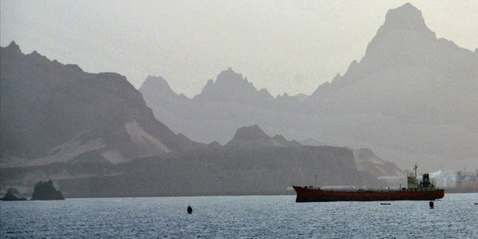 Sokotra Valisi, BAE'nin, Yemen'in güneyindeki Sokotra Limanı'na askeri araç sevk ettiğini açıkladı