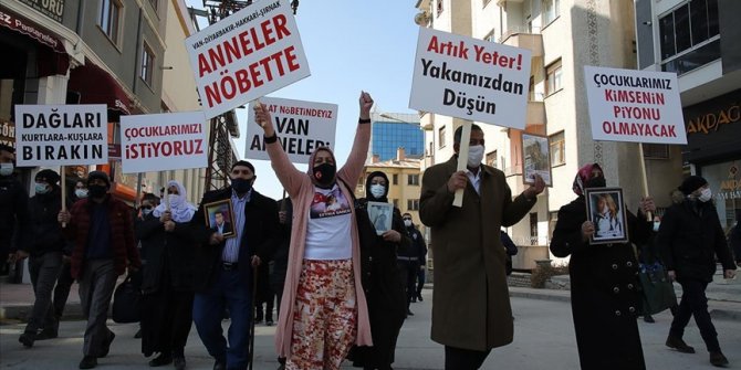 Vanlı aileler çocuklarına kavuşmak için HDP İl Başkanlığı önünde oturma eylemi başlattı