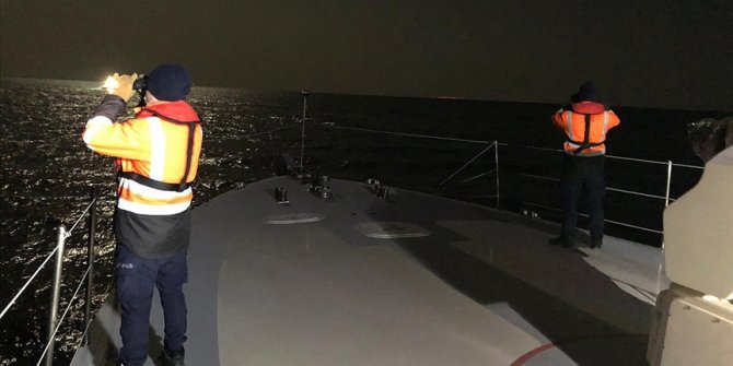 Gökçeada açıklarında teknenin batması sonucu kaybolan 2 kişiyi arama çalışmaları sürüyor