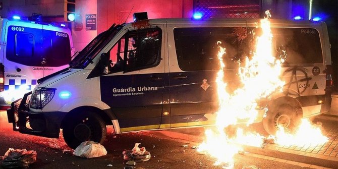 Tutuklanan İspanyol rapçi Hasel'e destek için Barselona'da yapılan gösteriler olaylı geçti