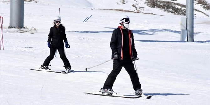 İç Anadolu'nun 'zirvesi' Erciyes'te pistler kayakseverlerle doldu