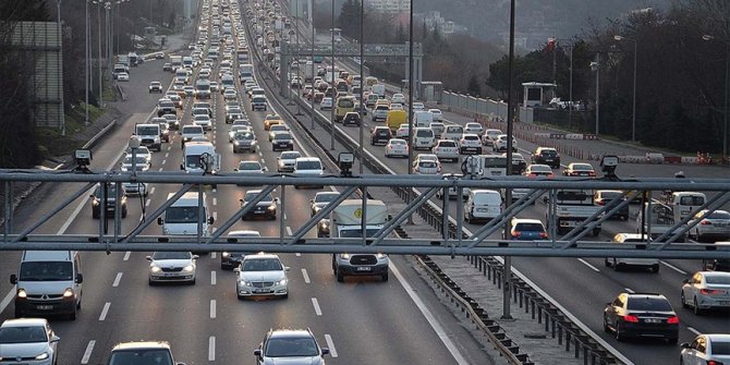İstanbul'da, sokağa çıkma kısıtlamasının sona ermesiyle trafik yoğunluğu arttı