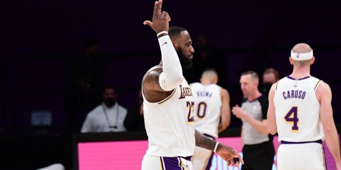 Lakers, Warriors engelini rahat geçti