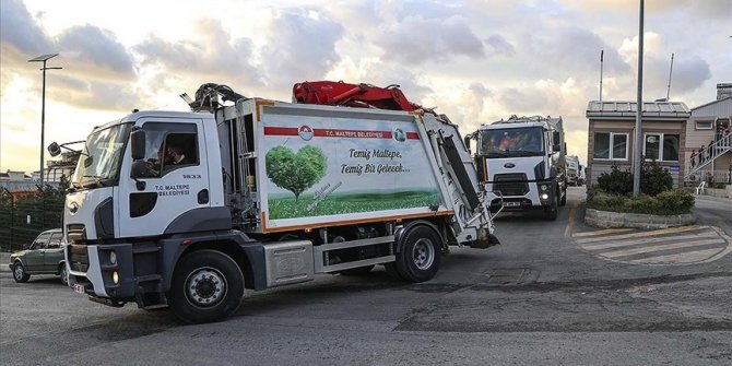 Maltepe'de temizlik görevlilerinin çöp toplama mesaileri sürüyor