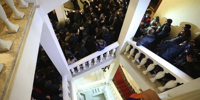 Ermenistan’da Paşinyan karşıtı grup hükümet binasını bastı